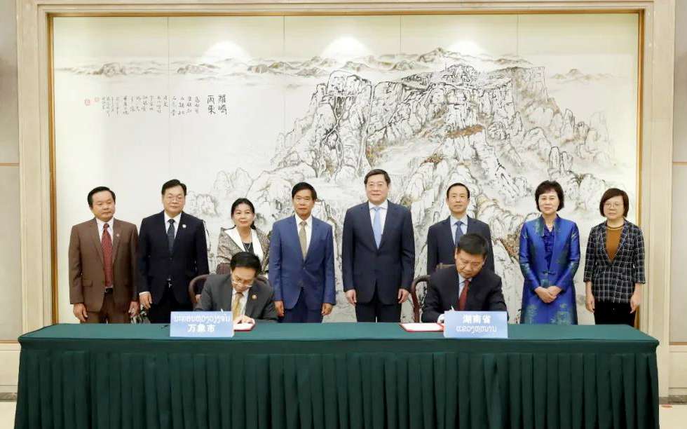 HTH.COM华体会环境向老挝万象捐赠7台环卫装备，助力“一带一路”建设